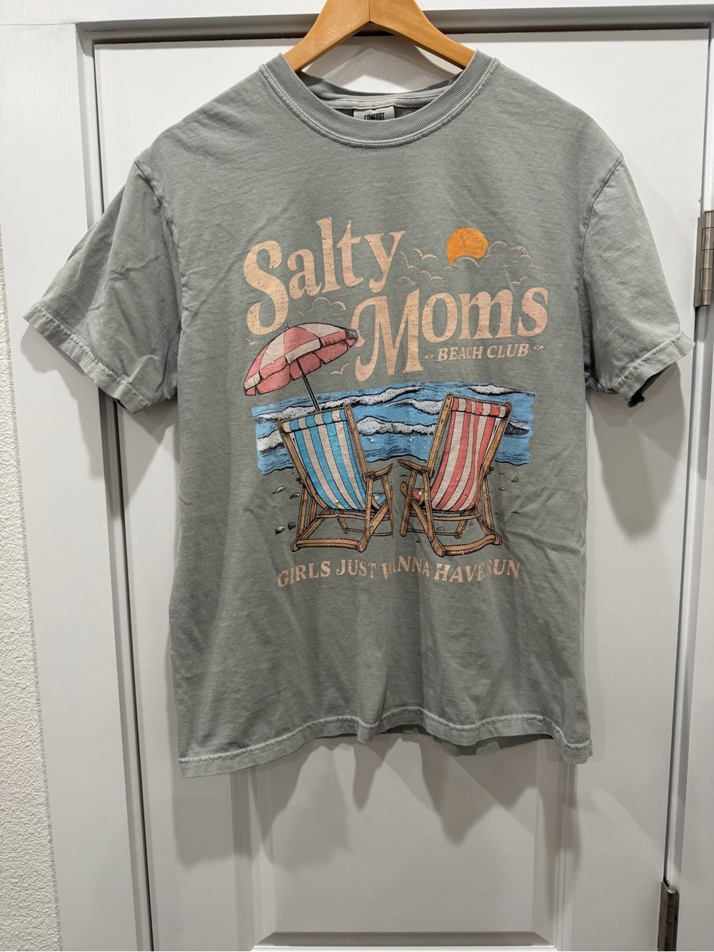 Comfort Colors Women’s Salty Moms Beach Tee - Sage Green with Pink & Blue Large